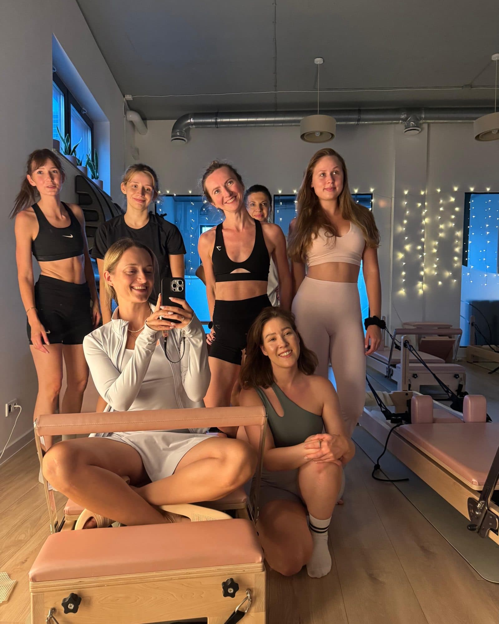 Zespół i klientki Zen Pilates razem przy reformerze w Ząbkach